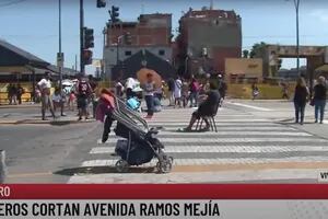 Manteros desalojados cortaron la avenida Ramos Mejía en reclamo de un espacio para vender