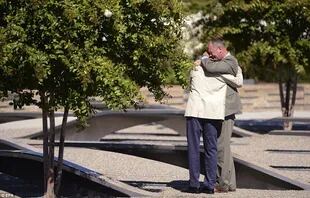 Drake Marshall y su padre, en el memorial afuera del Pentágono
