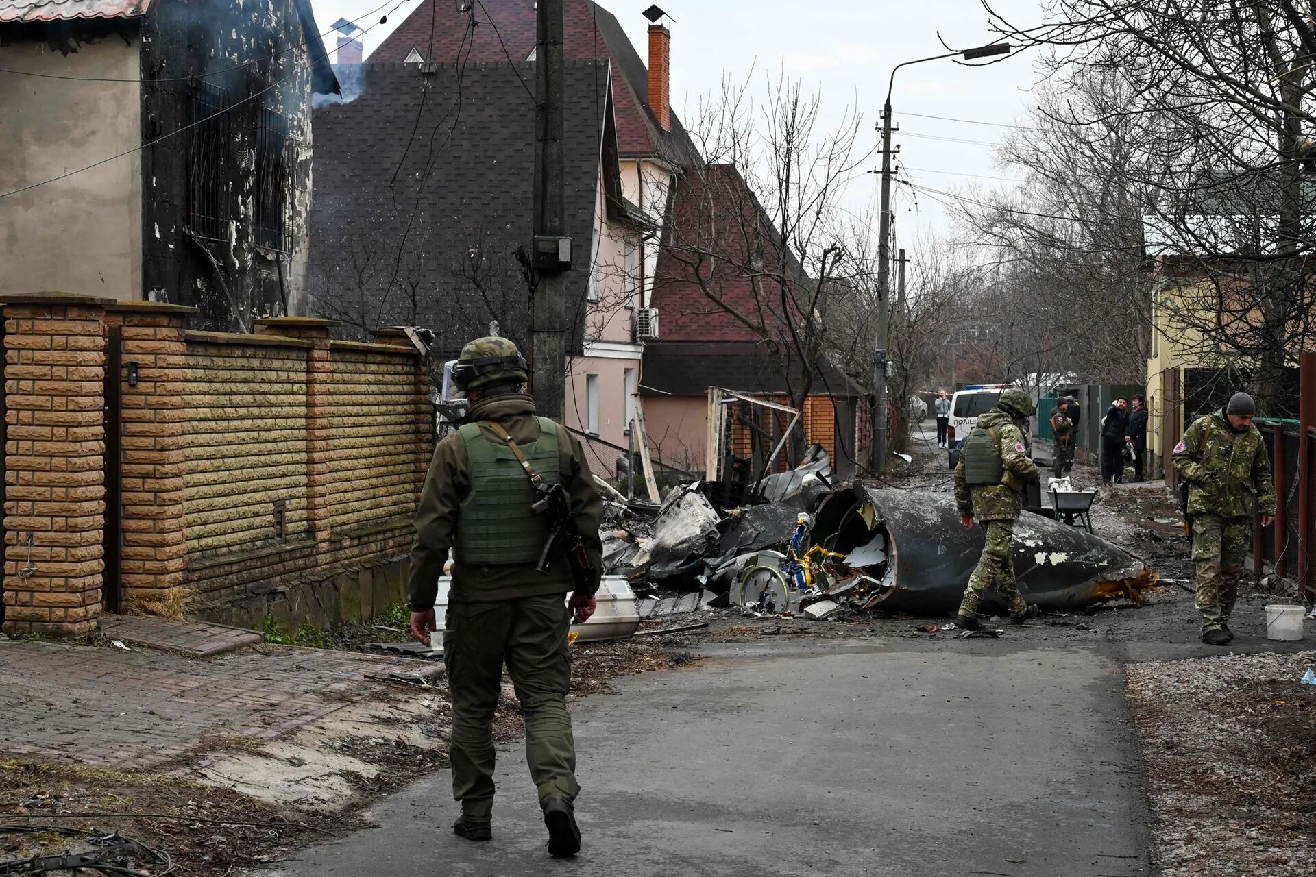 Militares ucranianos junto a los restos un aviin no identificado qui estrell contra a casa dans un resre residentiel à Kiev