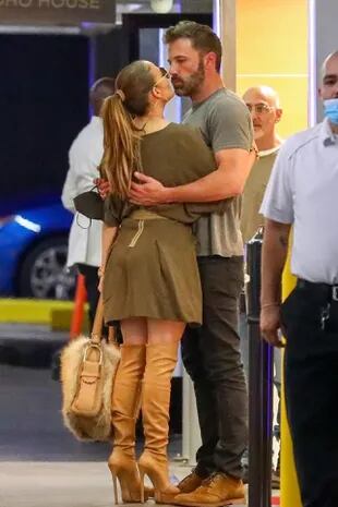 Jennifer Lopez and Ben Affleck kiss while meeting at Soho House in West Hollywood