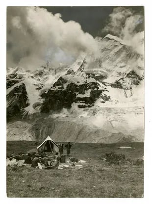 Cuatro de las cinco montañas más altas del mundo se ubican en los Himalayas. Makalu, la quinta cima más alta de la Tierra, se podía observar por encima del campamento de la expedición de 1921 en Pethang Ringmo