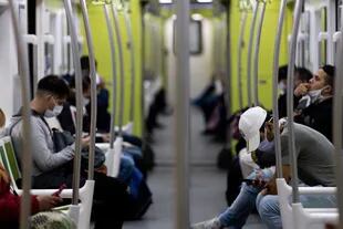 El jefe de Gabinete, Santiago Cafiero, confirmó que el personal doméstico está incluido en el grupo de actividades autorizadas para hacer uso del transporte público de pasajeros