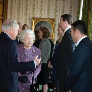 La reina de Inglaterra Isabel II y el duque de Edimburgo recibieron en el Kensington Palace a Jorge Yarur, en 2012