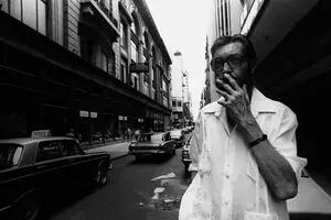 Las últimas fotos de Julio Cortázar en Buenos Aires, dos meses antes de su muerte