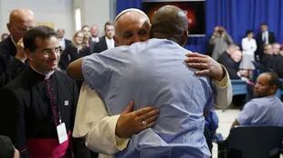 El saludo del Papa a uno de los presos en la cárcel que visitó ayer