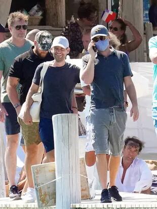 Leonardo DiCaprio caminando junto a su amigo Tobey Maguire
