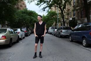 Daniel Silverstein, de 29 años, diseñador y fundador de Zero Waste Daniel, una tienda de ropa unisex en Williamsburg, posa para una foto en el Brooklyn