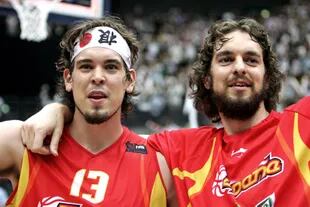 Un triunfo "hermanando": Marc y Pau Gasol festejaron el título de la selección española en el Mundial 2006