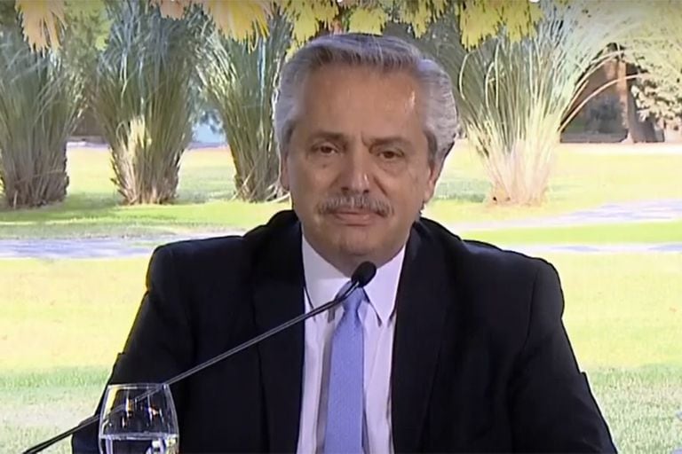 Alberto Fernández habla en medios cada dos días frente a un gabinete de