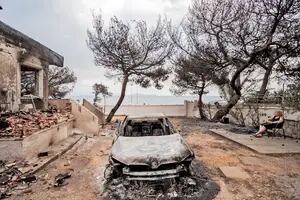 El incendio en Grecia ya dejó 79 muertos: buscan desaparecidos entre las cenizas