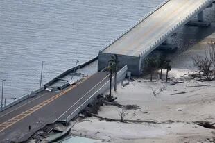 En esta vista aérea, el puente Sanibel Causeway se derrumbó en algunos lugares después de que el huracán Ian pasara por el área el 29 de septiembre de 2022 en Sanibel, Florida