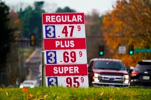 Una estación gasolinera en Huntingdon Valley, Pensilvania el 17 de noviembre del 2021. Los ingresos de los estadounidenses en general han subido desde el comienzo de la pandemia, pero también ha subido la inflación _ y un nuevo sondeo indica que muchas más personas están notando los altos precios que las ganancias salariales.(AP Foto/Matt Rourke)