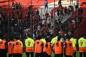 Los hinchas de Colón rompieron un palco y butacas en el estadio de Newell’s tras descender