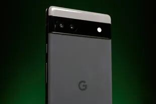 El Pixel 6a es el smartphone más económico de Google en este momento; tiene un procesador Tensor de 1ra generación, 6 GB de RAM, 128 GB de almacenamiento, pantalla de 6,1 pulgadas, doble cámara trasera y una batería de 4410 mAh