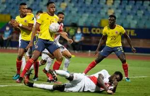 El segundo gol peruano: el balón da en el estómago de Yerry Mina, de la selección de Colombia, y se dirigirá hacia su propio arco 