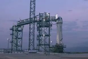 Jeff Bezos, a punto de despegar al espacio con Blue Origin.
La misión de la nave reutilizable New Shepard de Blue Origin representaría el primer vuelo sin piloto al espacio con una tripulación totalmente civil