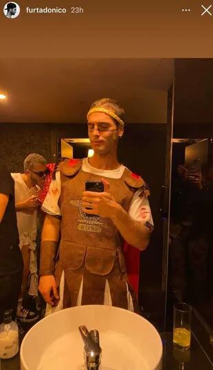 Nicolás Furtado asistió a una fiesta de Halloween en Madrid vestido como vikingo