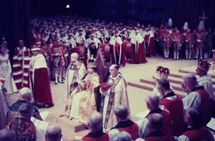 La reina Isabel II en su ceremonia de coronación en la Abadía de Westminster, Londres, el 2 de junio de 1953