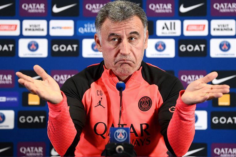 Paris Saint-Germain's French head coach Christophe Galtier delivers a press conference in Saint-Germain-en-Laye, on the outskirts of Paris, on October 14, 2022, two days ahead of the L1 football match against Marseille. (Photo by FRANCK FIFE / AFP)