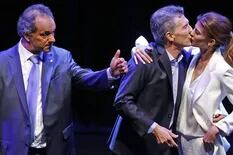 El beso de Mauricio Macri y Juliana Awada, la imagen que cerró el debate