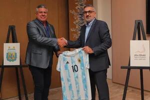 Un anuncio, un partido en Abu Dhabi por los próximos cuatro años y... ¿dos Supercopas Argentinas?