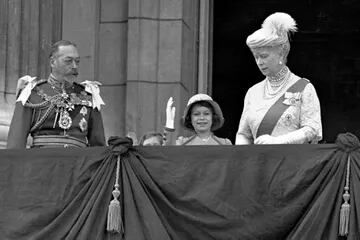 La reina Isabel II de Gran Bretaña, entonces princesa Isabel, en el centro, saluda mientras está de pie en el balcón del Palacio de Buckingham, Londres, con sus abuelos, el rey Jorge V y la reina María, en esta foto del 6 de mayo de 1935