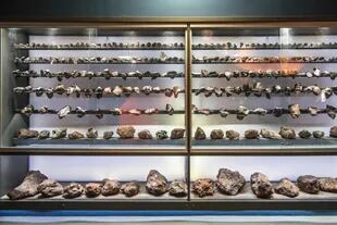 Vitrina con restos de meteoritos en el museo de Campo del Cielo