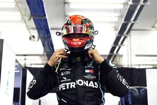 Russell se alista para salir a la pista en Sakhir; el habitual piloto de Williams suple a Hamilton, que se ausenta por coronavirus.