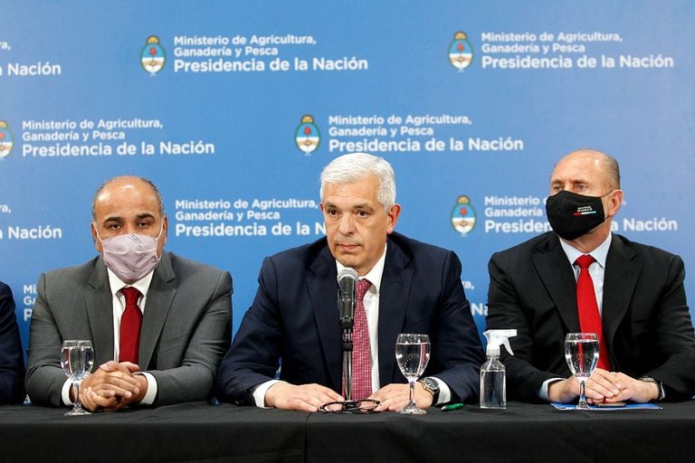 El ministro Julián Domínguez, en el centro, ayer junto al jefe de Gabinete Juan Manzur y el gobernador de Santa Fe Omar Perotti