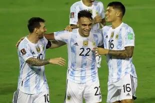Messi, Lautaro Martínez y Joaquín Correa festejan un gol ante Venezuela, el jueves pasado: el capitán junto a los jóvenes delanteros, un mix que abastece a la selección