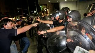 Incidentes y detenidos en la Avenida Corrientes durante la marcha contra la OMC