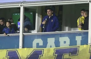 Riquelme mira todo desde el palco. Lo que ve no lo convence, aunque no lo diga públicamente
