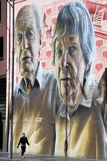Un mural pintado para concientizar sobre la protección de los más ancianos se ve en una pared de Melbourne, Australia