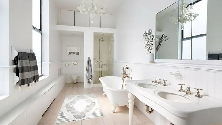 Un baño con estilo vintage 100% en blanco
