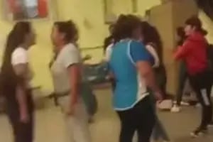 Dos mujeres irrumpieron en una escuela, atacaron al personal y provocaron graves destrozos