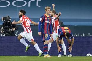 Festejo de gol para Asier Villibre; Bilbao amargó a Barcelona en la final de la Supercopa