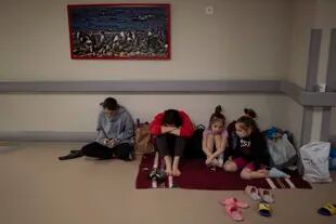 Familiares de pacientes internados ​​en el hospital infantil de Okhmadet se refugian de las bombas en el sótano del centro médico, en Kiev, Ucrania