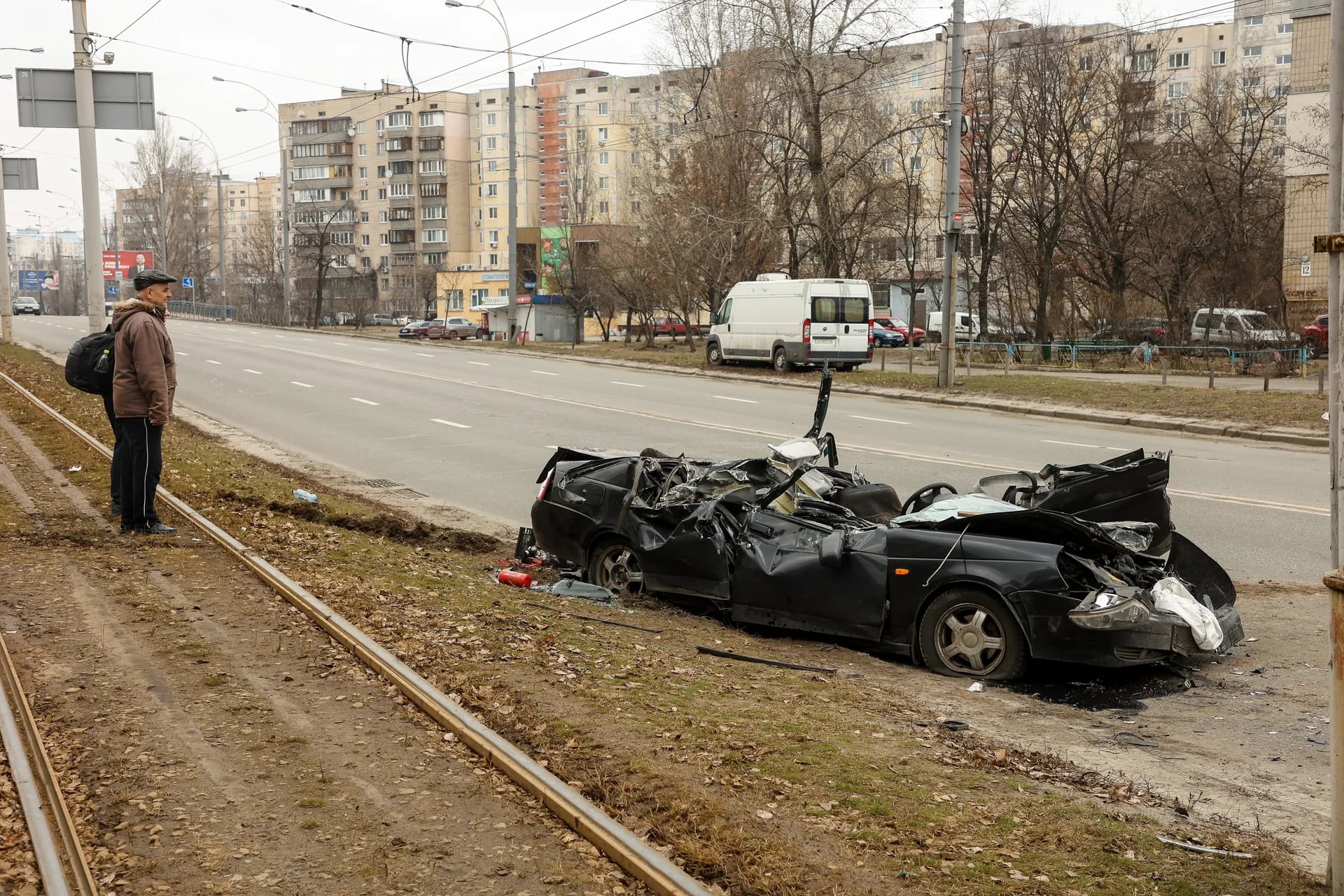 Los transentes cerka del vehiculo civil conducido por el grupo saboteodores rusos de vehicculos de combate de infanteroa antes de serin elimados en Kiev, Ukrania