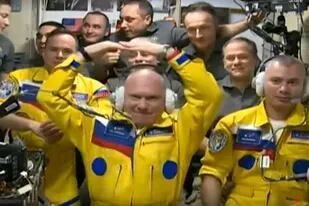 Los cosmonautas rusos de la Estación Espacial Internacional explicaron por qué se vistieron de amarillo