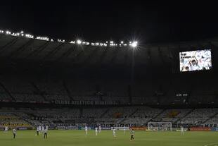 Una imagen de Maradona se ve en una pantalla en el estadio Mineirao para rendir homenaje durante el partido entre Atlético Mineiro y Botafogo por el campeonato brasileño, en Belo Horizonte, estado de Minas