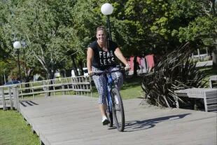 Andar en bici por Vicente López, una de las pasiones de Jennifer