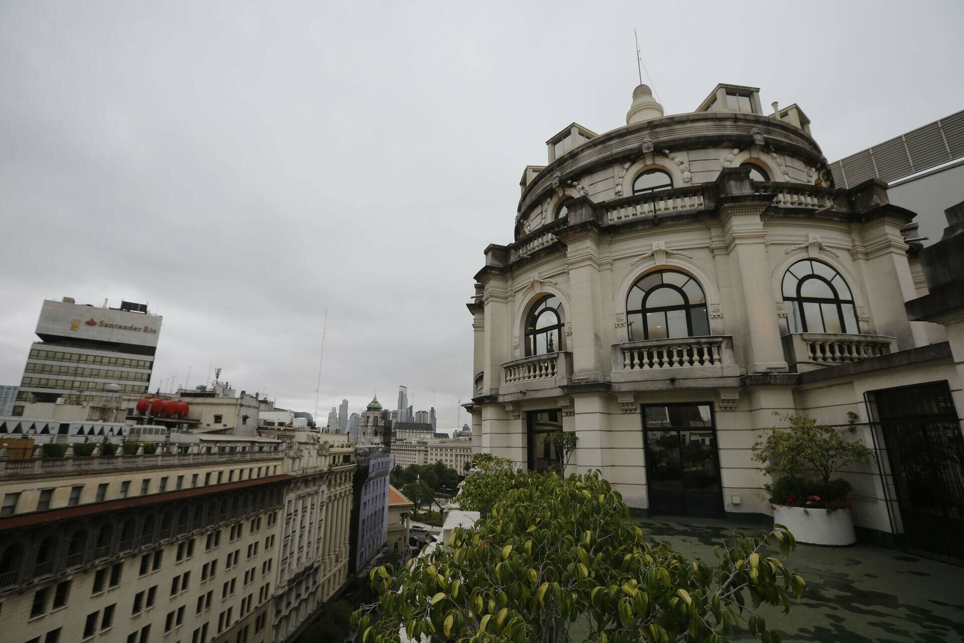 La cúpula del edificio Miguel Bencich, que está enfrente del edificio Bencich con las dos cúpulas de cinco pisos