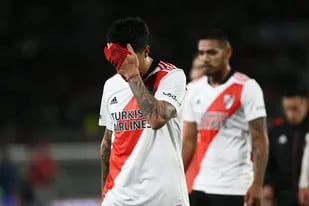 El capitán Enzo Pérez se agarra la cabeza tras la eliminación; detrás, Héctor Martínez