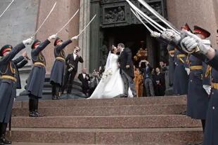 Los recién casados se besan ante una multitud reunida en los alrededores de la iglesia. Es la primera boda de la dinastía Románov, depuesta por la Revolución bolchevique en 1917, que se celebra en Rusia en 103 años.