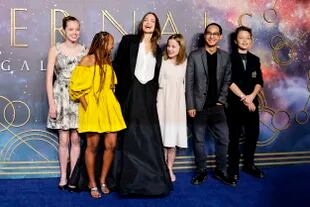 Angelina Jolie (3a L) posa con sus hijos, Shiloh Jolie-Pitt, Zahara Jolie-Pitt, Vivienne Jolie-Pitt, Maddox Jolie-Pitt y Knox Jolie-Pitton en la alfombra azul de la película Eternals