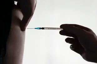 Un doctor inyecta a una persona con la vacuna contra el Covid-19 en Berlín, el miércoles 5 de enero de 2022