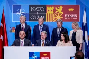Varios líderes de la OTAN posan durante la firma de un memorando en el que Turquía apoya la adhesión de Finlandia y Suecia a la alianza militar el martes 28 de junio de 2022, en Madrid. 