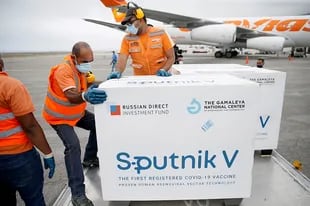 Trabajadores se encargan del envío de la vacuna rusa Sputnik V contra la enfermedad del coronavirus en el aeropuerto, en Caracas, Venezuela 29 de marzo de 2021. 