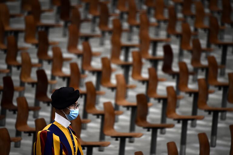 En esta foto de archivo tomada el 7 de octubre de 2020, un guardia suizo con una máscara facial se encuentra en una audiencia pública limitada del Papa Francisco en el Vaticano, durante la pandemia de coronavirus