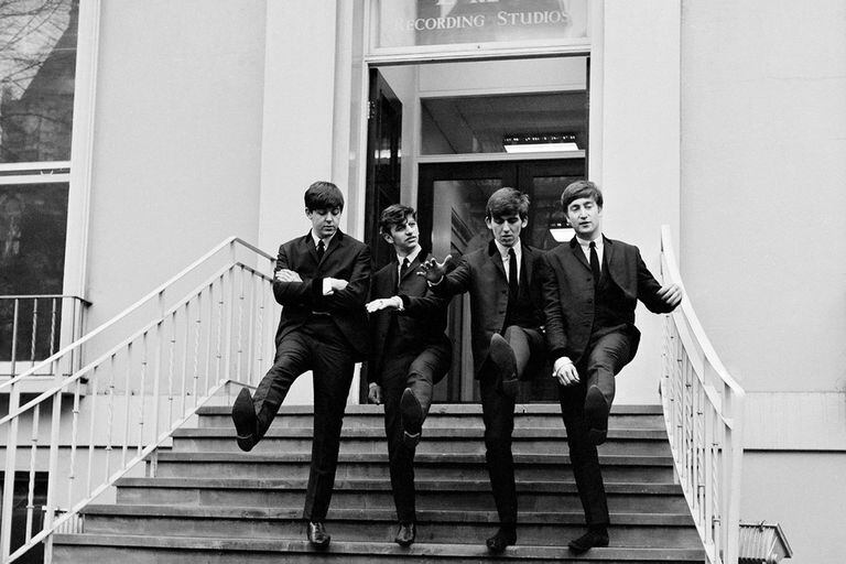 Los Beatles en la puerta de los estudios,en 1963, cuando aún eran los EMI Studios